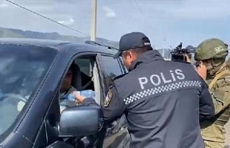 Azerbaycan polisi, Karabağ’daki Ermeni sivillerin ihtiyaçlarını karşılıyor