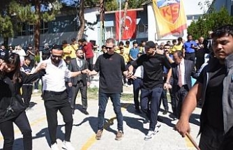 Kayserisporlu futbolcular öğrencilerle halay çekti