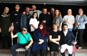 Görme engelliler, yaşadıkları sorunları tiyatro sahnesine taşıdı