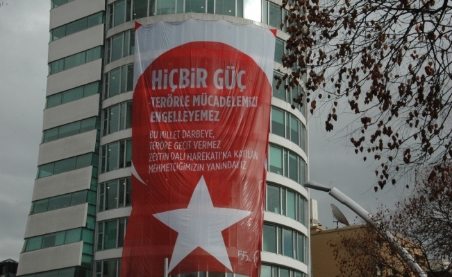 ABD Büyükelçiliği karşısında bulunan ASO’dan dikkat çeken pankart