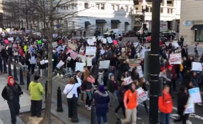 ABD’de öğrenciler silah yasasını protesto etti