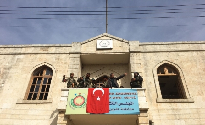 Afrin kent merkezine Türk bayrağı asıldı