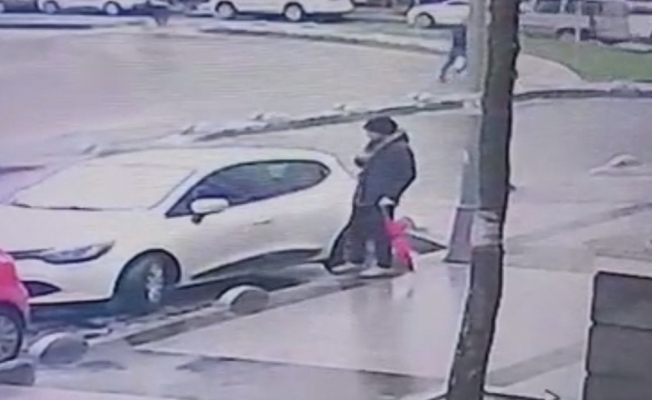 İstanbul’da "pembe şemsiyeli hırsız" kamerada