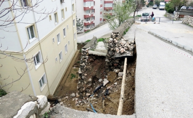 Mudanya’da şiddetli yağışlar yolu çökertti