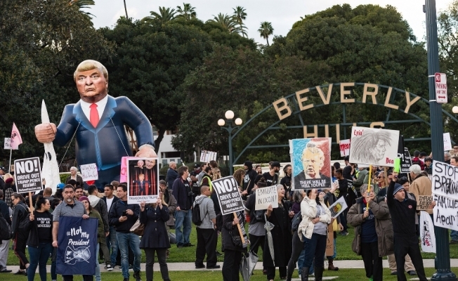 Trump Kaliforniya’da protesto edildi