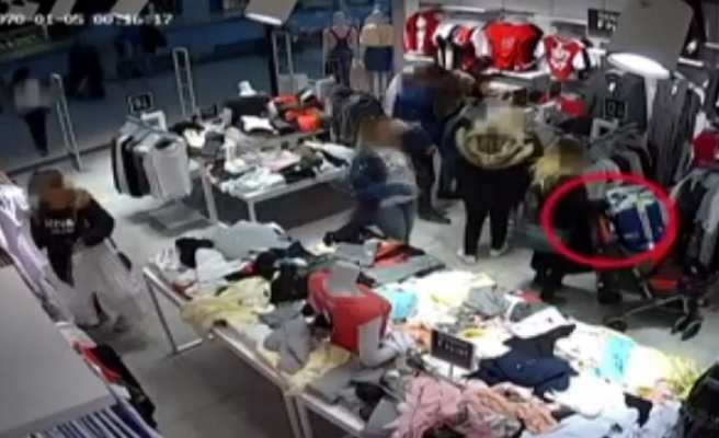 Alışveriş merkezine dadanan hırsızlar kamerada