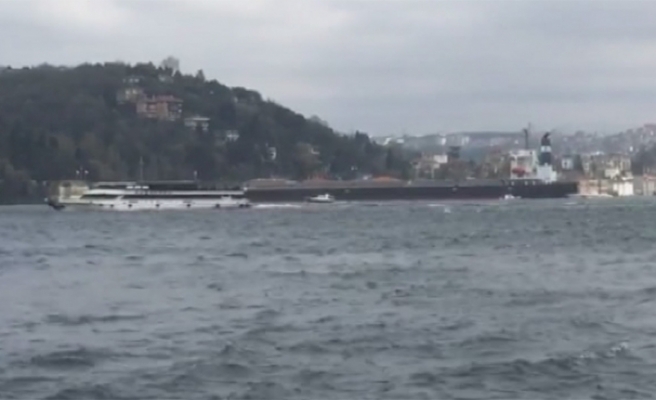 Boğaz’da gemi yalıya çarptı