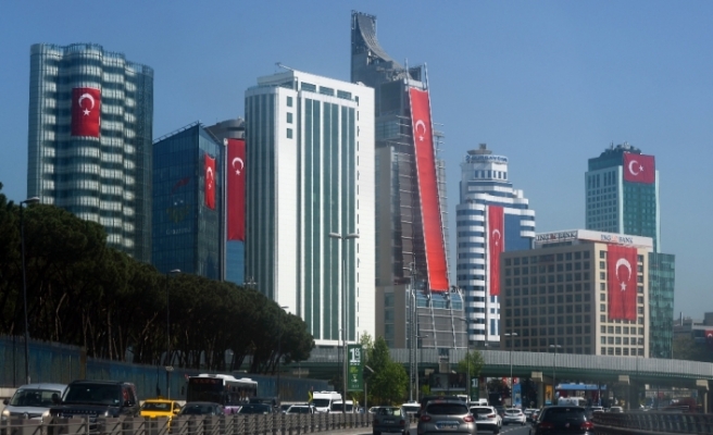 Gökdelenler dev Türk bayraklarıyla donatıldı