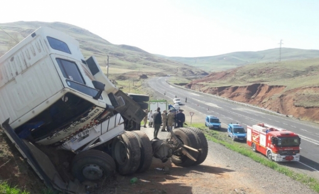 Kaçak göçmenleri taşıyan kamyon devrildi: 1 ölü, 64 yaralı