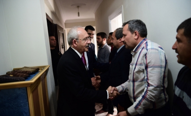 Kılıçdaroğlu sivil şehitlerin ailelerini ziyaret etti