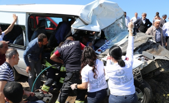 Minibüsle hafif ticari araç çarpıştı: 1 ölü, 13 yaralı