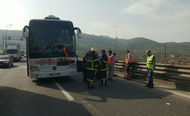 TEM’de yolcu otobüsü tıra çarptı: 2 yaralı