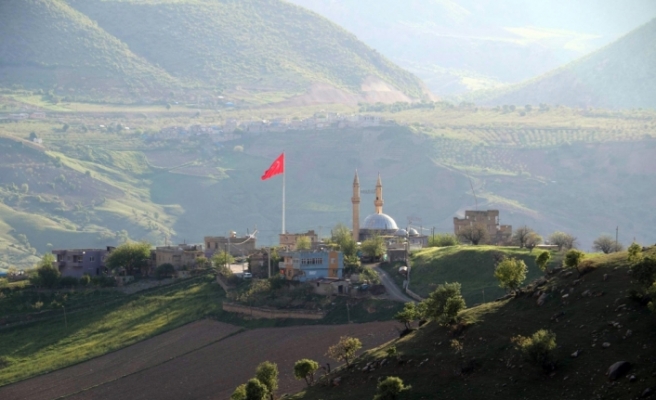 Teröristlerden temizlenen dağlarda dev Türk bayrağı