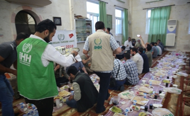 Afrin’de Türkiye’den hayırseverler iftar veriyor