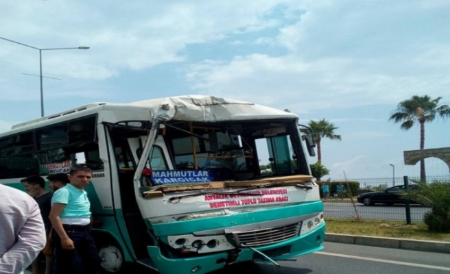 Halk otobüsüyle hafriyat kamyonu çarpıştı: 15 yaralı