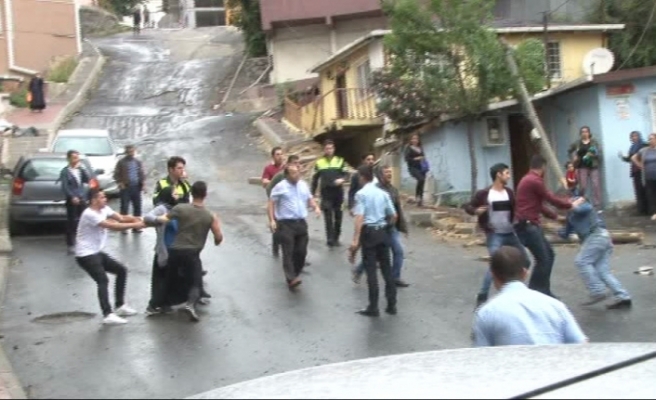 Sokağı savaş alanına çeviren şoföre mahalleli saldırdı