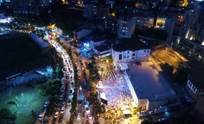 AK Parti İstanbul İl Başkanlığı önünde coşkulu kalabalık