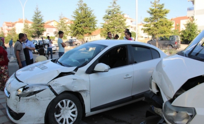 Karaman’da bir minibüs 2 otomobile çarptı: 2 yaralı