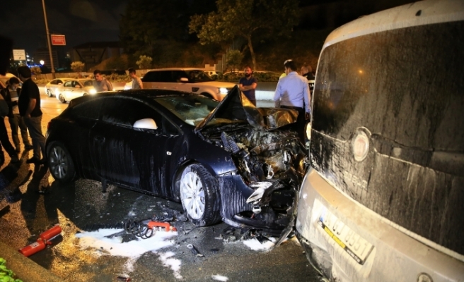 Kaza sonrası alev alan aracı TOMA söndürdü