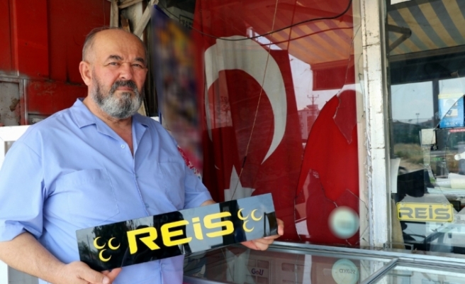 Türk bayrağı ile ‘Reis’ yazısı asılı markete saldırı