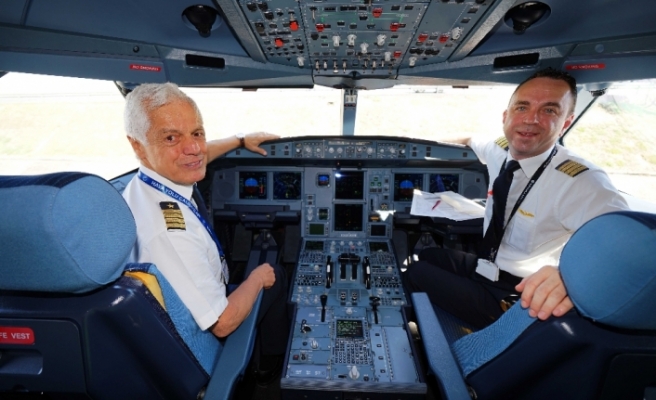 45 yıllık uçuş kariyerini pilot oğluyla noktaladı