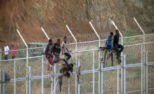 Afrikalı 600 göçmen kaçak olarak İspanya’ya girdi