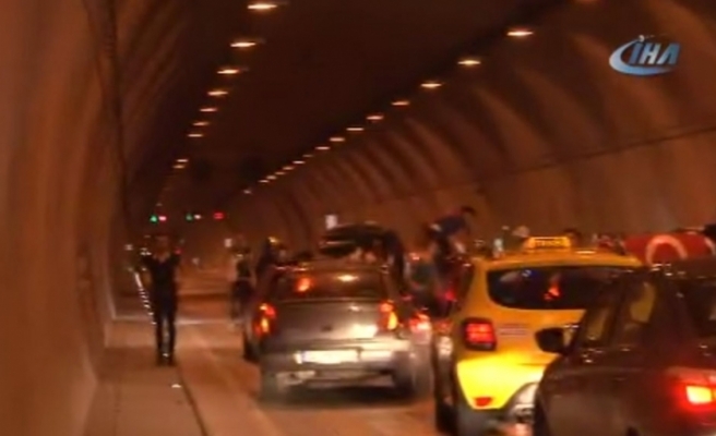 Asker uğurlamasında tüneli trafiğe kapattı