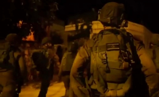 İsrail askerleri 17 Filistinliyi gözaltına aldı