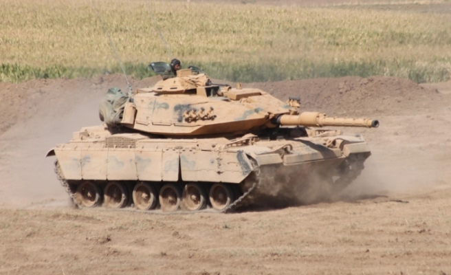 İsrail’den Suriye sınırına tank ve mühimmat takviyesi
