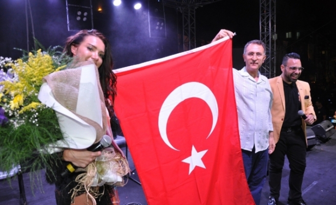 Otilia Türk bayrağı açtı