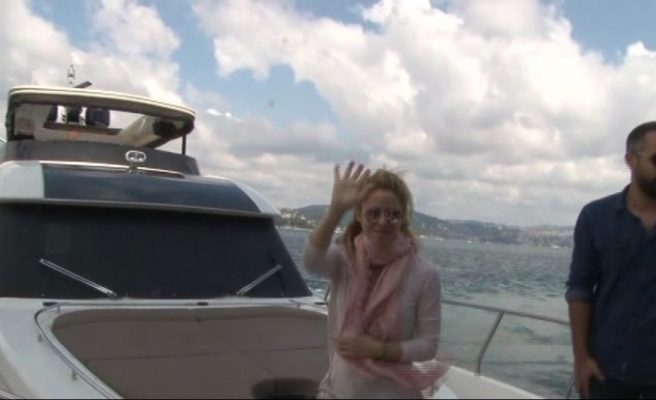 Shakira tekneyle boğaza açıldı
