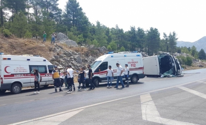 Tur otobüsü otomobil ile çarpıştı: 2 ölü, 31’i Çinli 33 yaralı