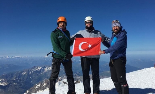 Türk dağcılar Alplerin zirvesinde Türk bayrağı açtı