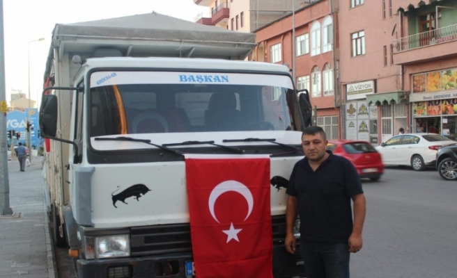 Aracını bayraklarla süsledi, Ankara’ya doğru yola çıktı