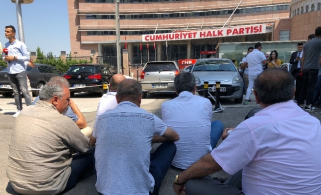 CHP’li muhaliflerden Genel Merkez önünde oturma eylemi