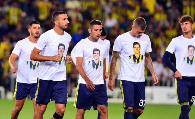 Fenerbahçe ısınmaya pankart ve Lefter tişörtüyle çıktı