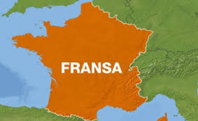 Fransa’da bir komiser bar sahibine ayağını öptürdü