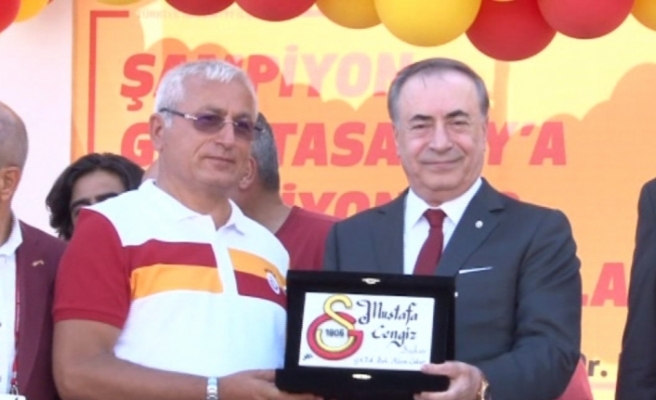 Galatasaray Bayrağı Şampiyonlar Anıtı’na çekildi
