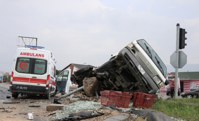 Hasta taşıyan ambulans kamyonetle çarpıştı: 6 yaralı