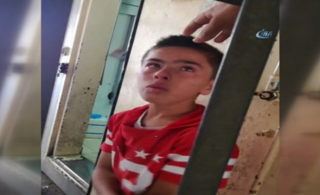 İsrail askerinin gözaltına aldığı çocuk gözyaşlarını tutamadı