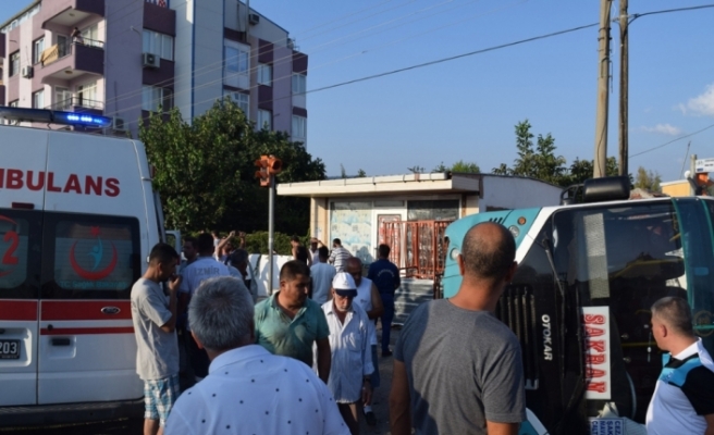 İzmir’de otomobil ile minibüs çarpıştı: 6 yaralı