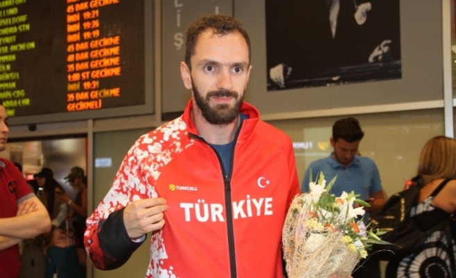 Şampiyonlar Türkiye’ye döndü