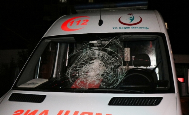 Taşlarla ambulansın camlarını kırdılar