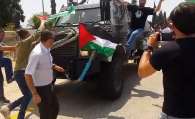 Temiz su kuyularını tahrip eden İsrail askerlerine protesto