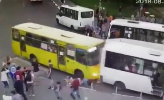 Vatandaşlar iki otobüsün arasında sıkıştı
