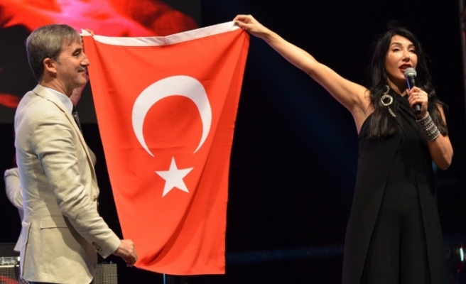 Hande Yener ve Ece Seçkin’den muhteşem performans