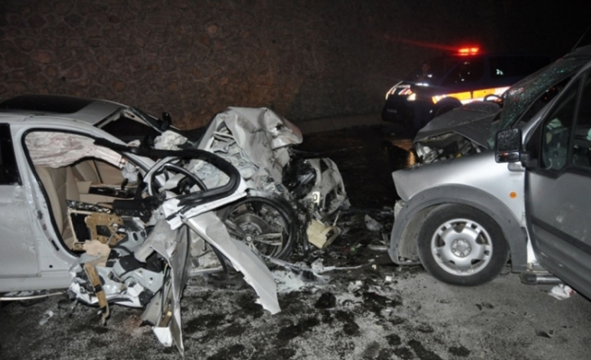 İki otomobil çarpıştı: 2 ölü, 5 yaralı
