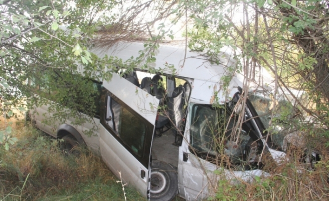 Kaçak göçmenleri taşıyan minibüs kaza yaptı: 30 yaralı