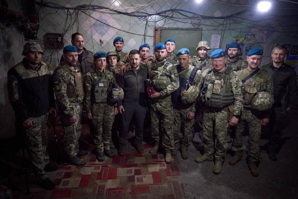 Ukrayna Devlet Başkanı Zelenski, Vuhledar’da Ukrayna askerlerini ziyaret etti