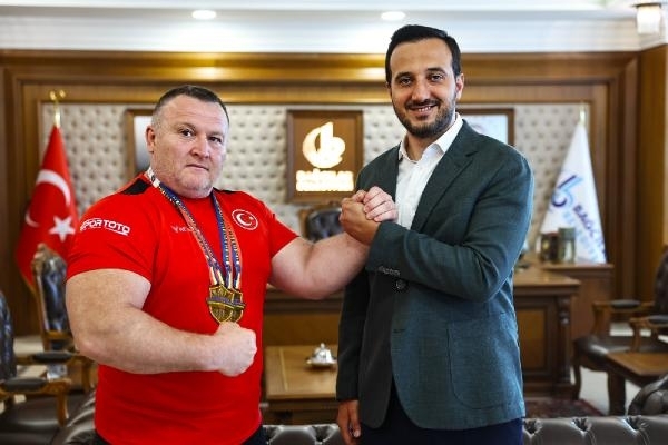 Bilek güreşi eğitmeni Erkan Damar dünya şampiyonu oldu